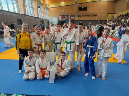 Starejši dečki in deklice Judo kluba Komenda na Pokalu Žirov slavili zmago (2)